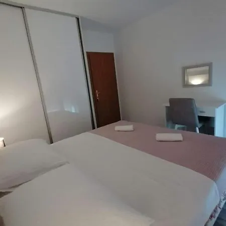 Martina & Stari Dom Apartment
