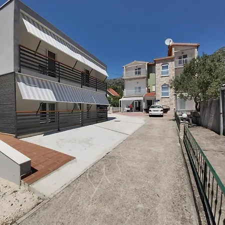 Apartment Martina & Stari Dom *